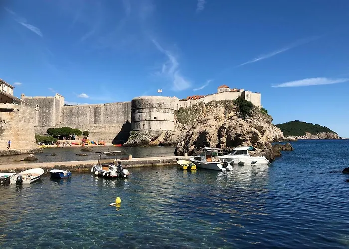 6 Tiha Ulica Апартаменты *